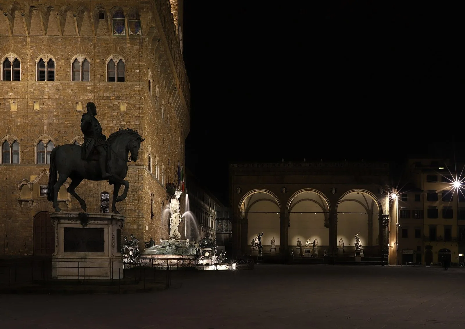 Piazza della Signoria a Firenze di notte, con Palazzo Vecchio e la Loggia dei Lanzi