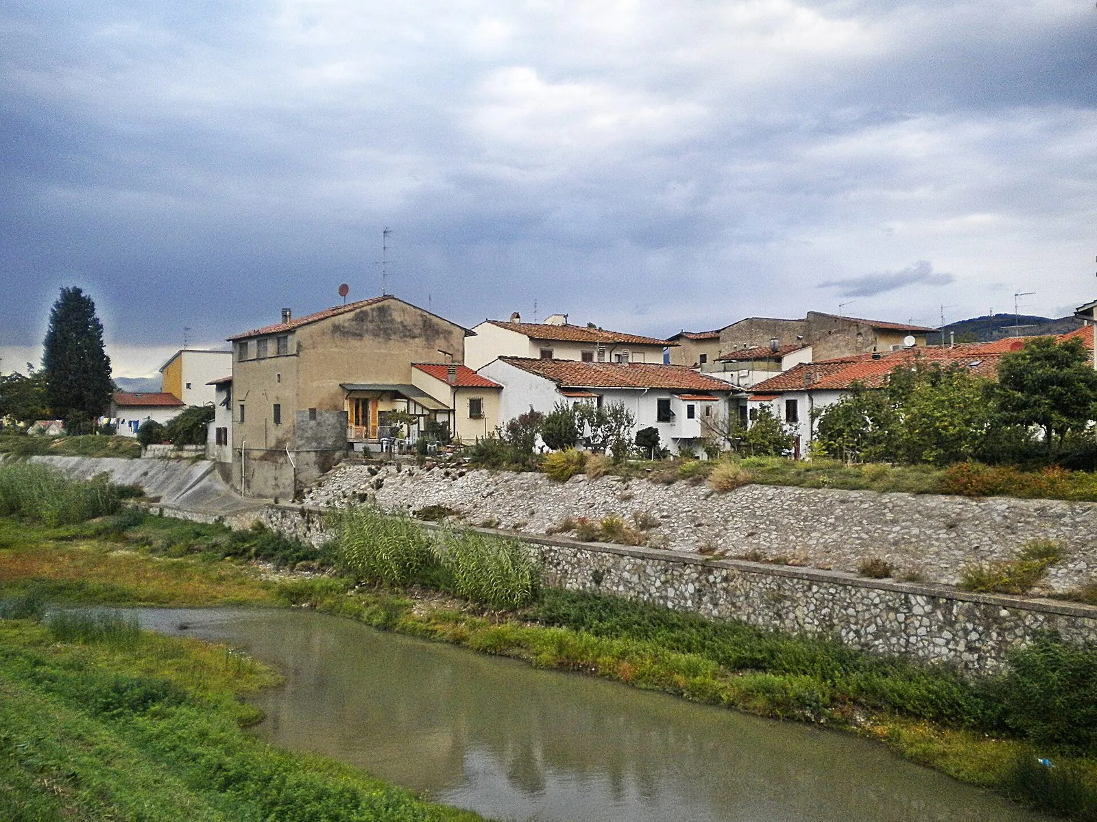Il fiume Bisenzio che attraversa la piana fiorentina all'altezza di Capalle