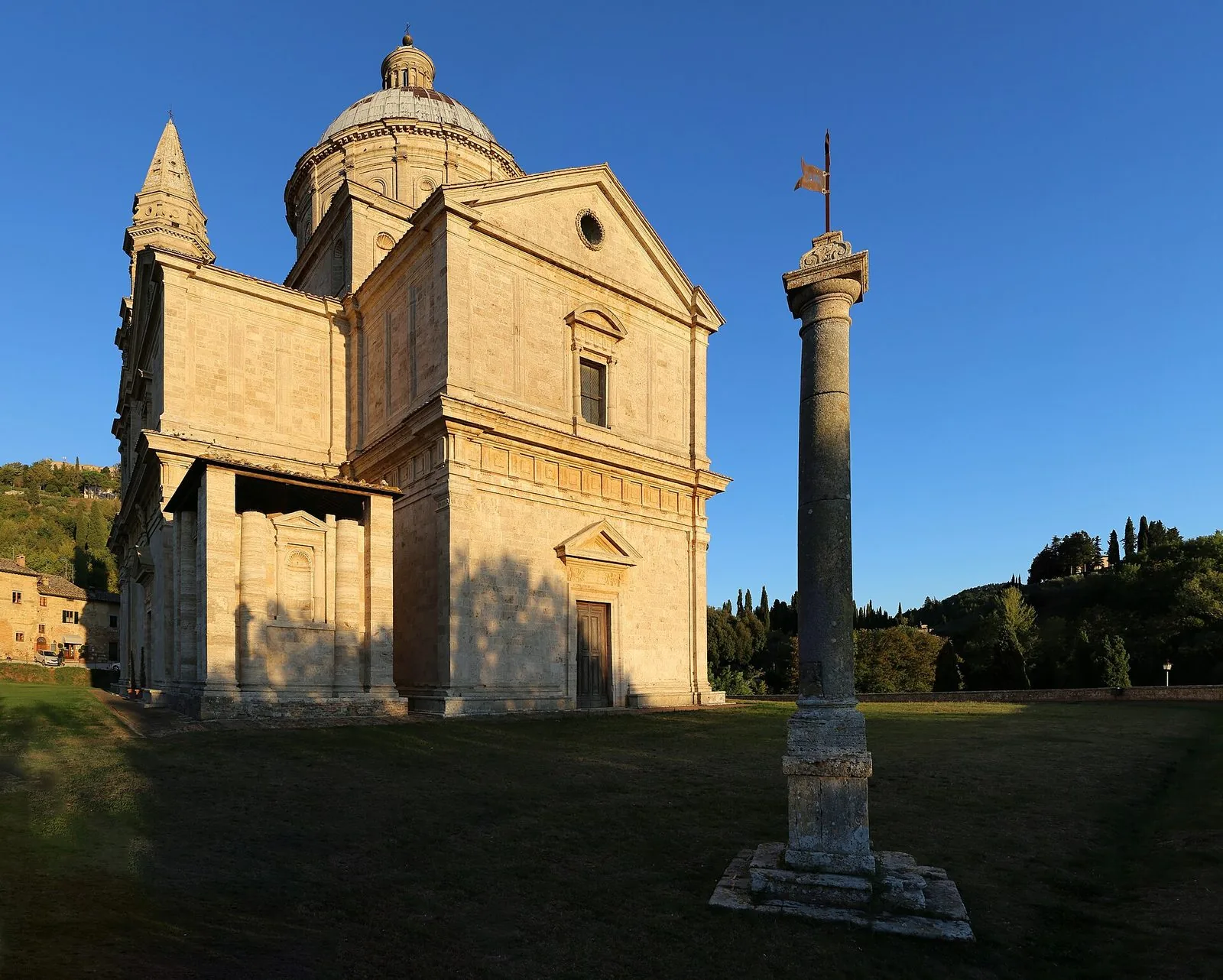 Il tempio rinascimentale di San Biagio isolato nella campagna sotto Montepulciano