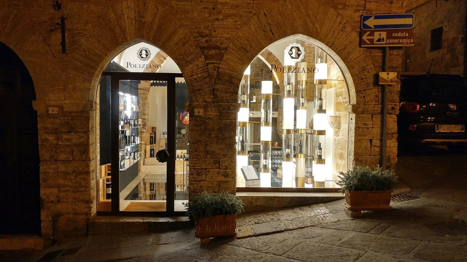Vetrina di una bottega di vino nel centro storico di Montepulciano, la sera